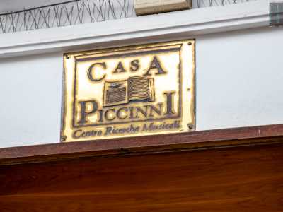 L�ingresso a piano terra � contraddistinto da una piccola targa dorata con su scritto �Casa Piccinni-Centro ricerche musicali�...